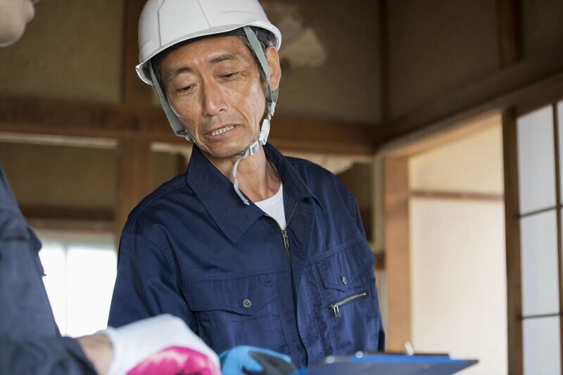 打ち合わせする職人