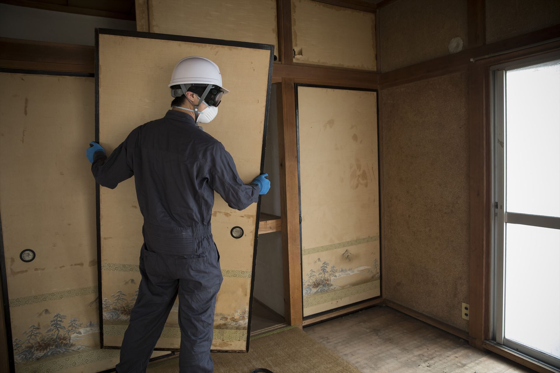 襖を外すスタッフ_R