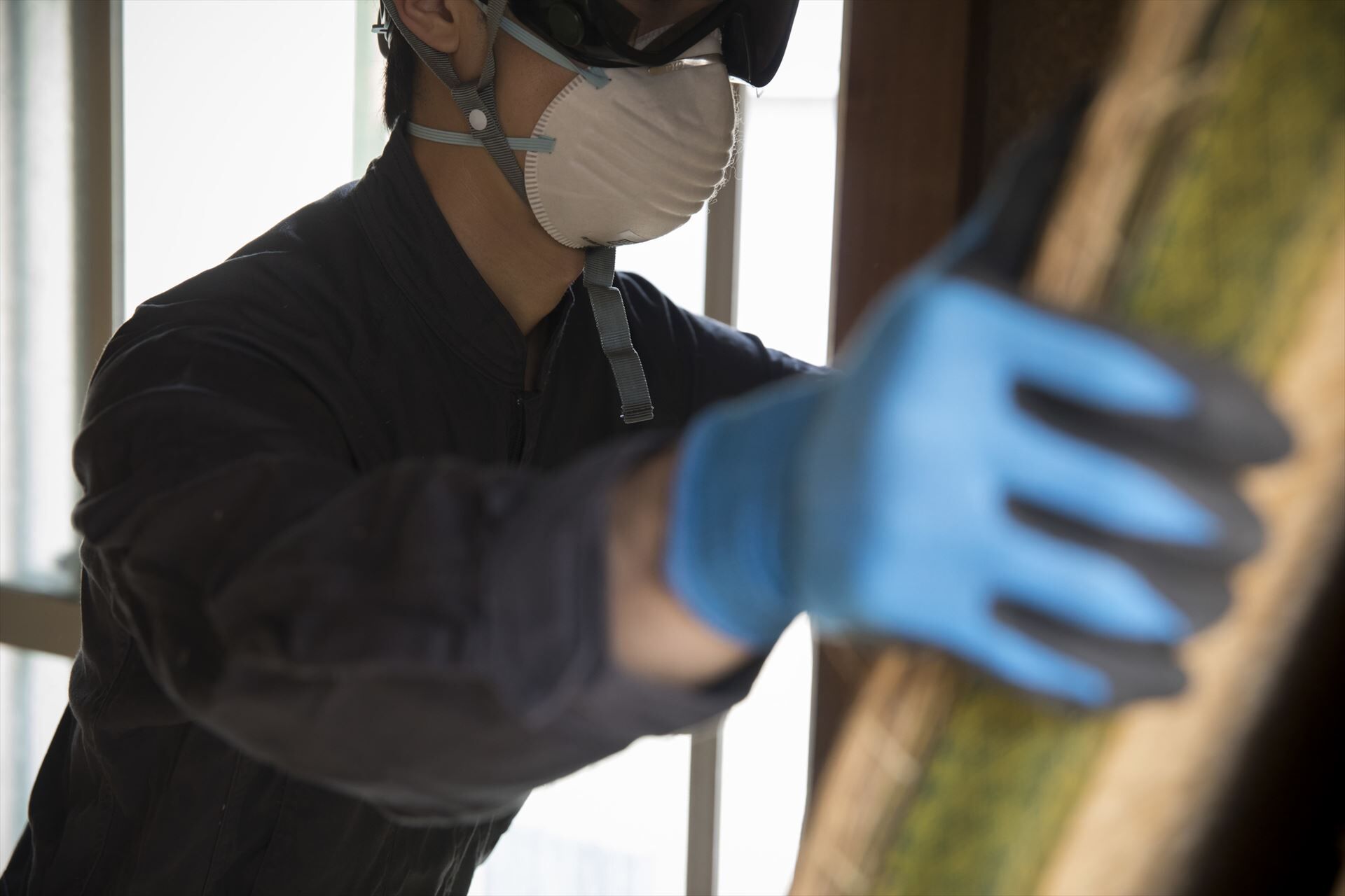 畳をはずす解体工事の職人